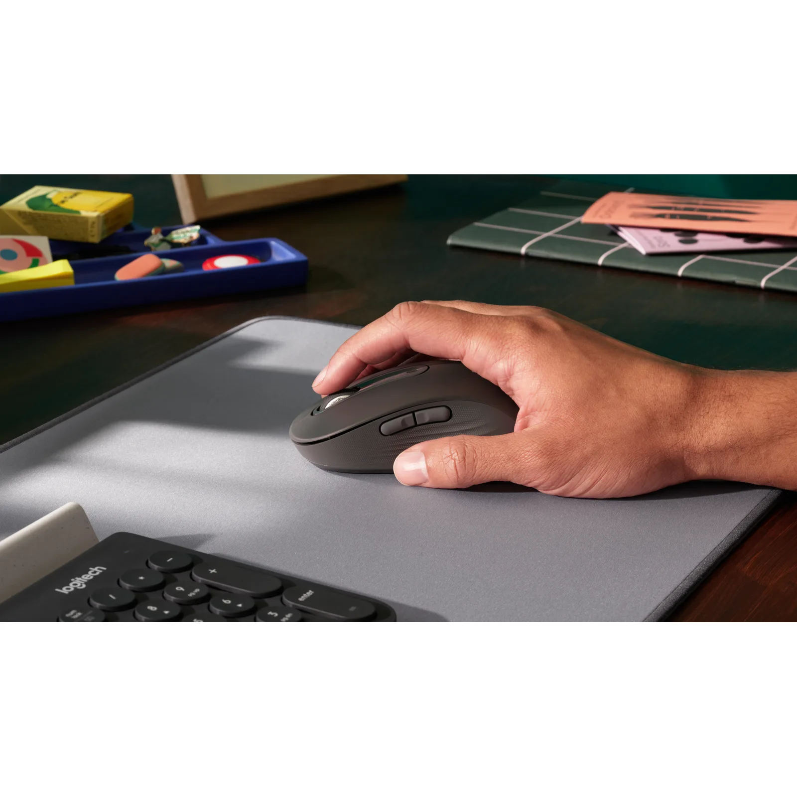 Signature M650 Graphite – lifestyle view 3